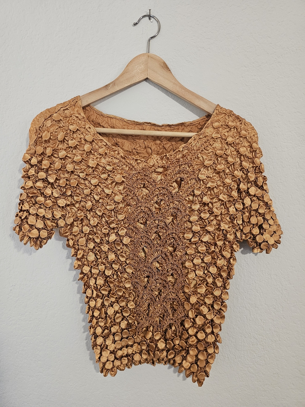 VTG Y2K Popcorn Top Gold Textured Satin Short Sleeve Blouse One Size Retro